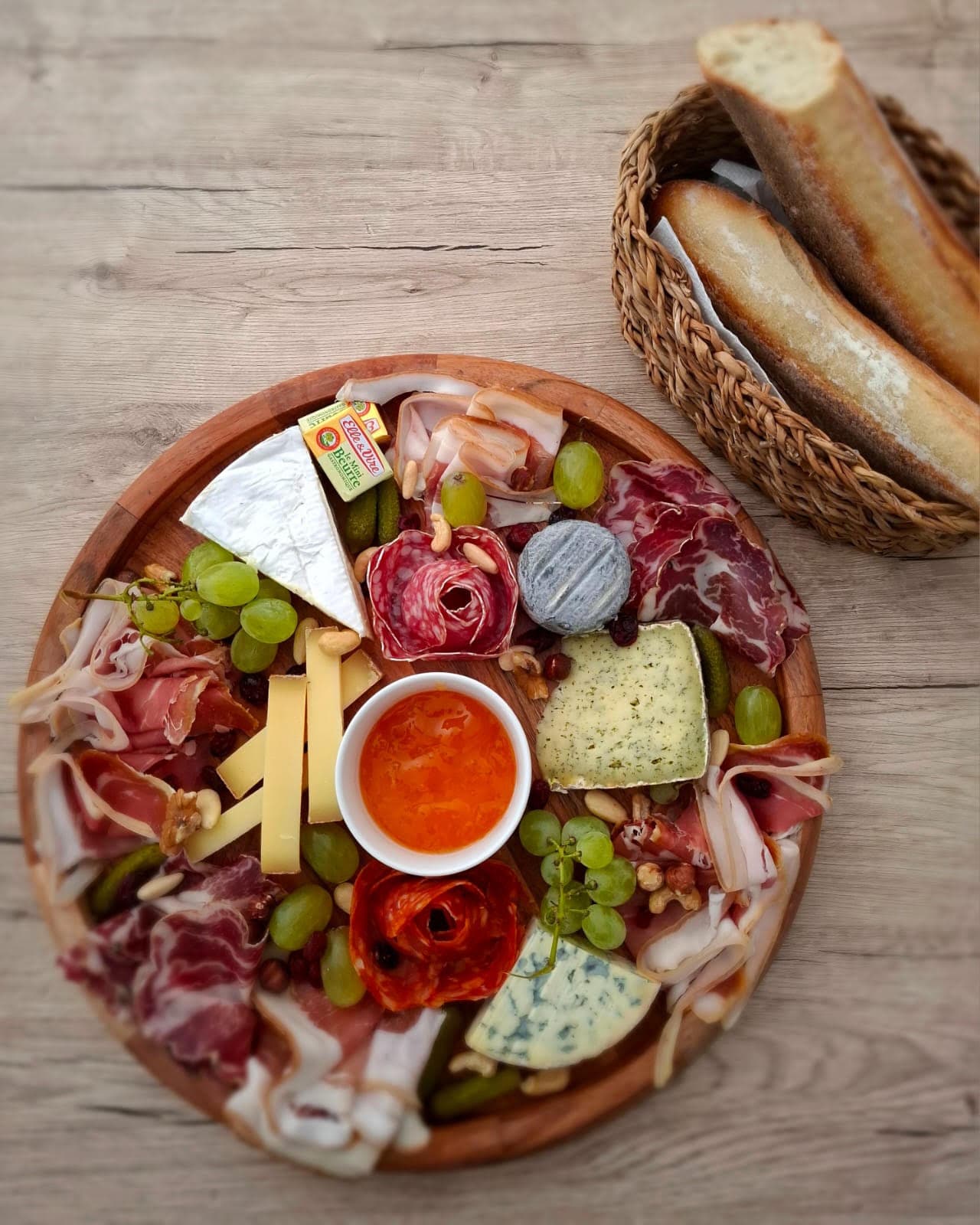 Plateau mixte de charcuteries et de fromages pour deux personnes aux Chalets Ty-Koad